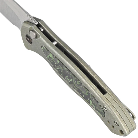 Nóż składany WE Knife Button Lock Kitefin LE No 110/157 Green Titanium/Jungle Wear Fat Carbon, Hand Polished Satin CPM 20CV (WE19002N-2)