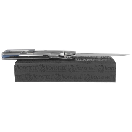 Nóż składany LionSteel Q4ttro Gray Titanium/ Fat Carbon, Satin MagnaCut by Molletta (Q4 GY)